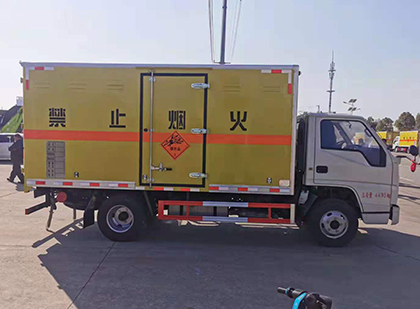 新龙镇爆破器材运输车技术升级与安全合规新趋势